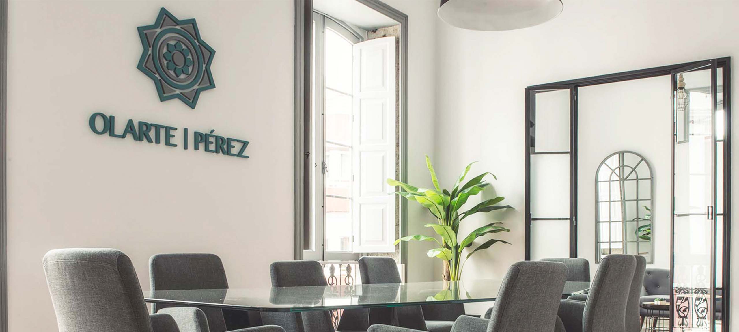 Branding para Olarte Pérez Abogados y Asesores Tributarios. Aplicación del logotipo en madera