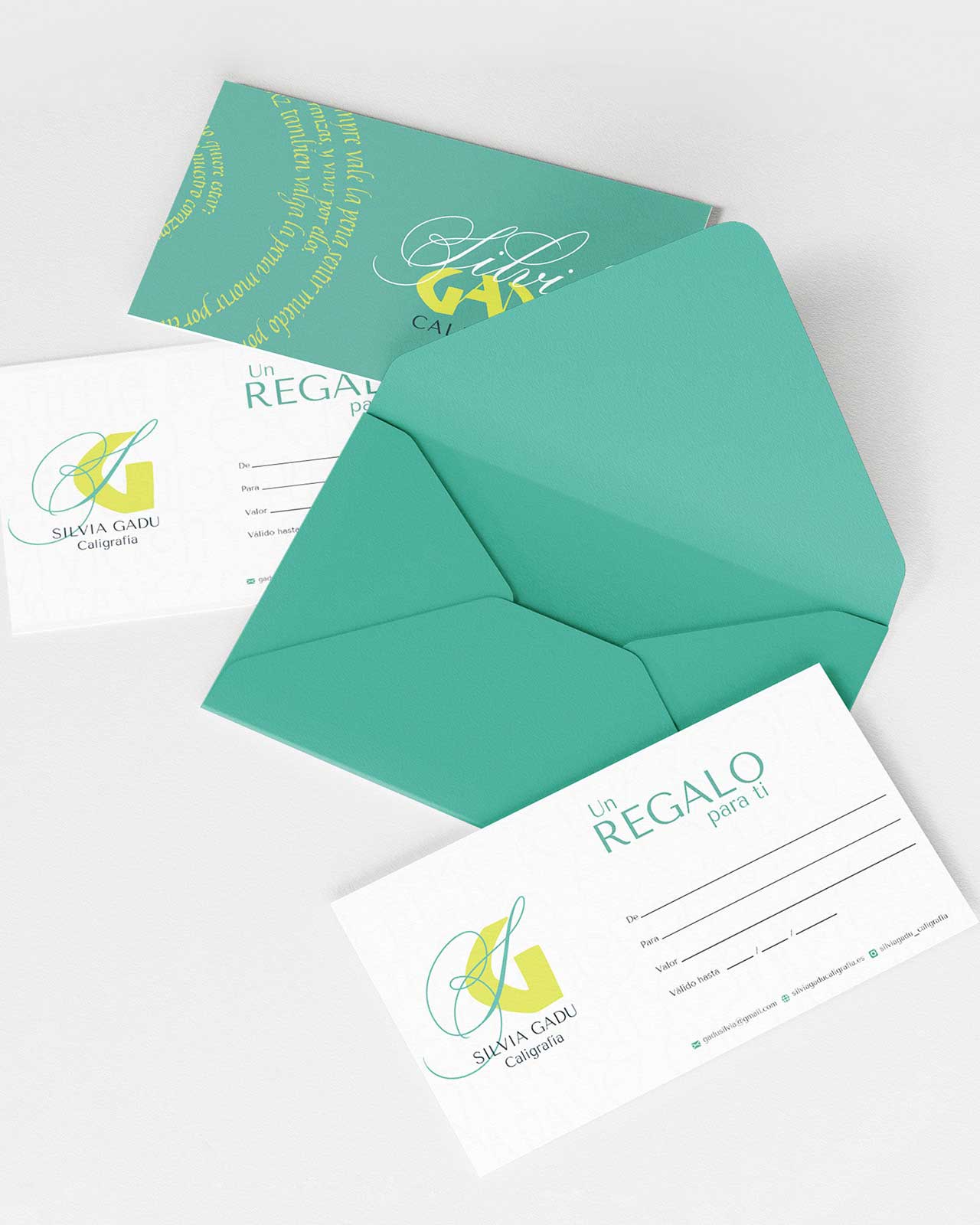 Branding, papelería y packaging para Silvia Gadu Caligrafía. Diseño de tarjetón para regalo